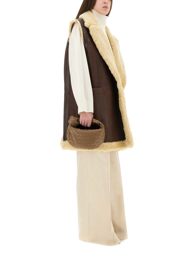 سترة من الجلد والفرو