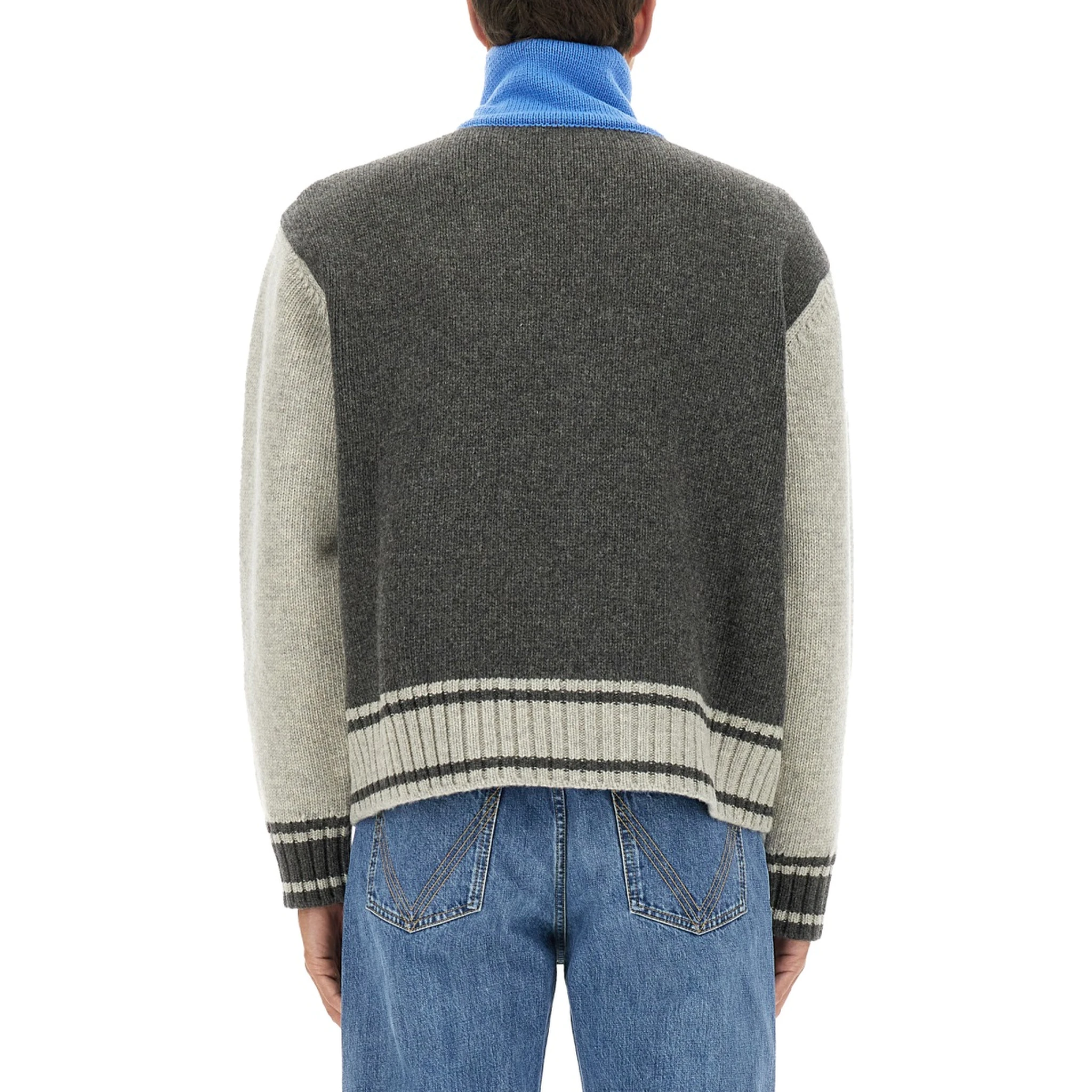 قميص بسحاب.