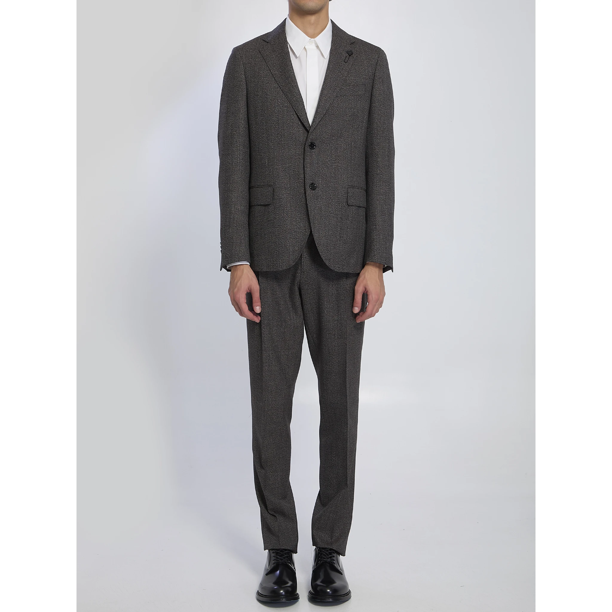 Single-breasted suit in virgin wool