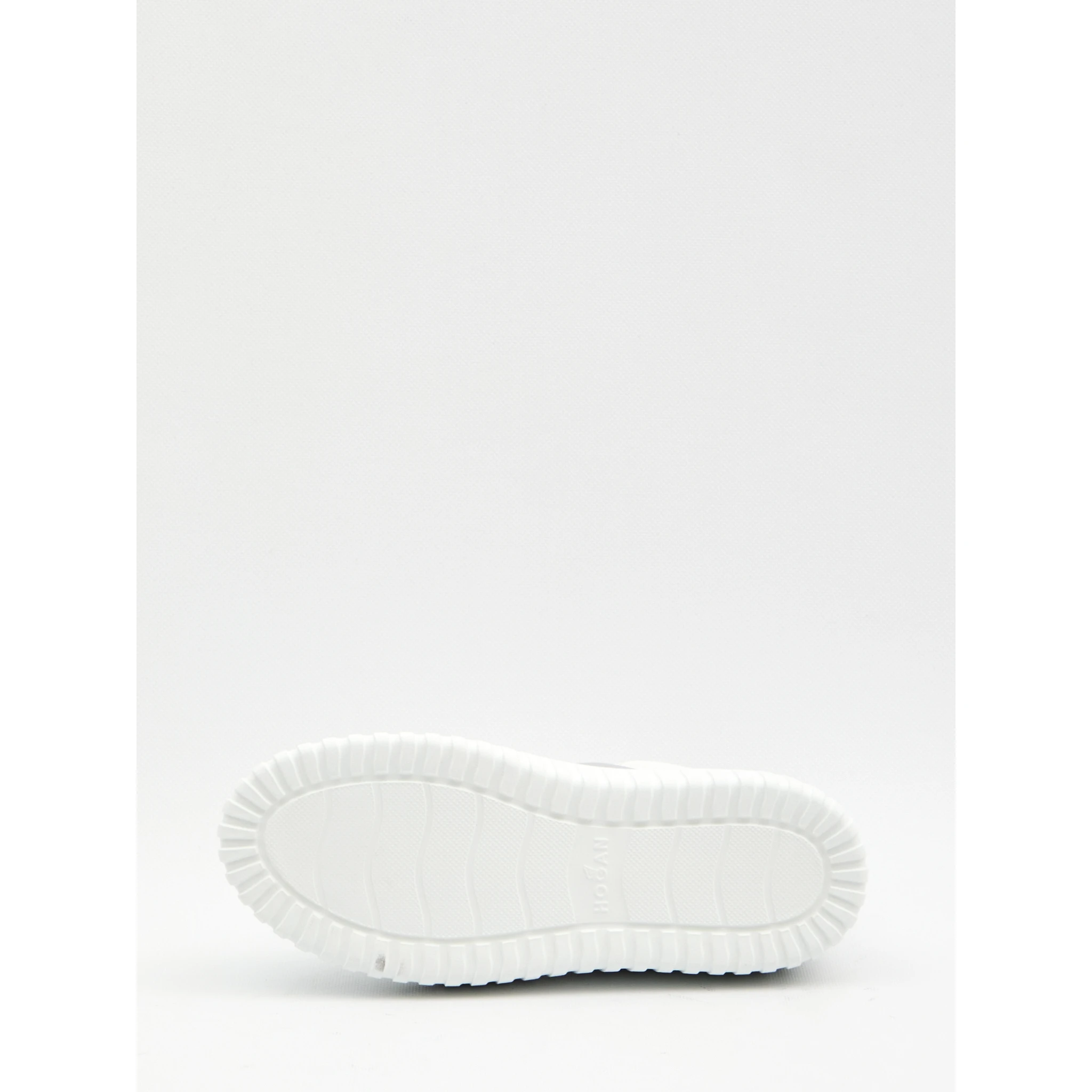 أحذية رياضية بخطوط H