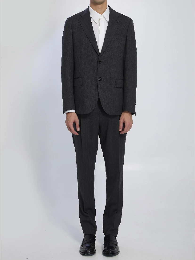 Single-breasted suit in virgin wool