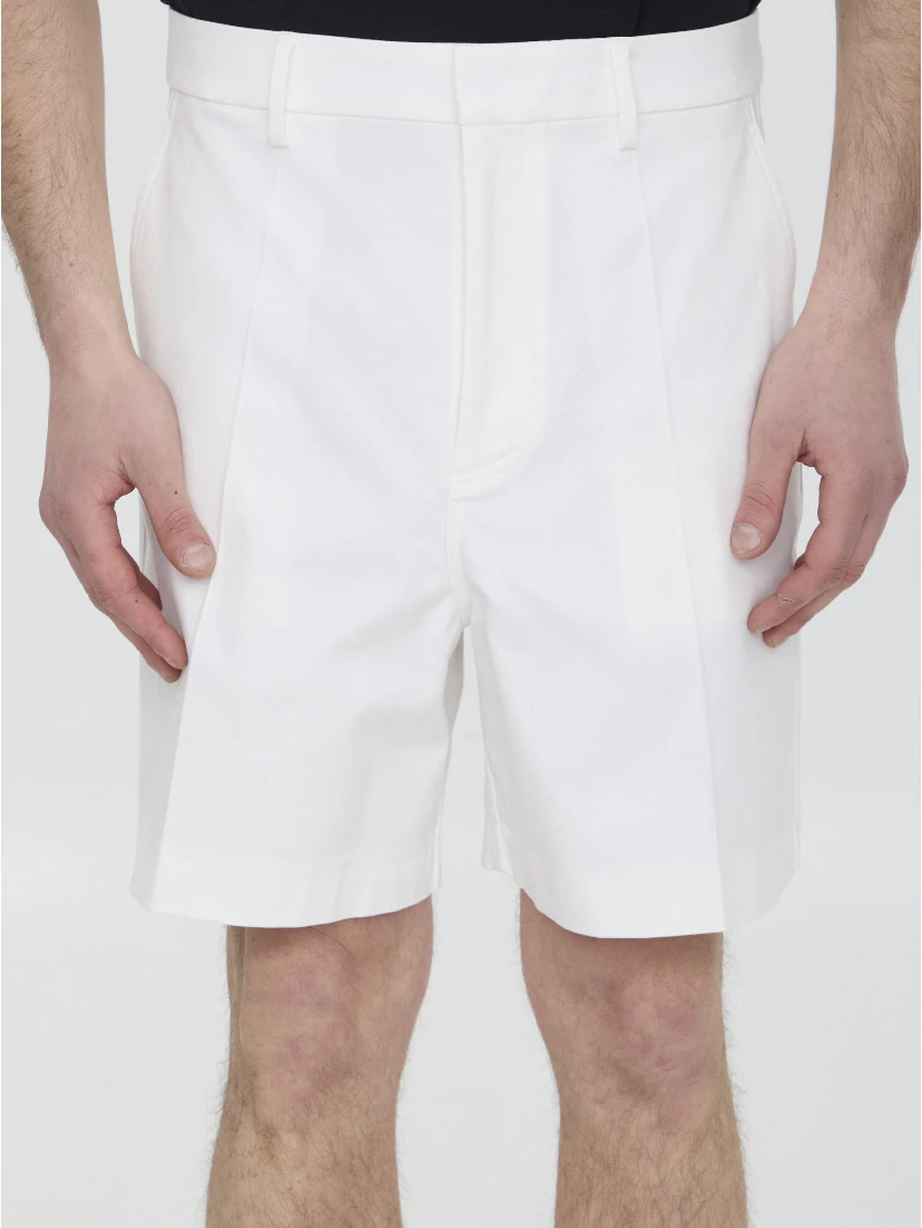 Bermuda shorts with V Detail