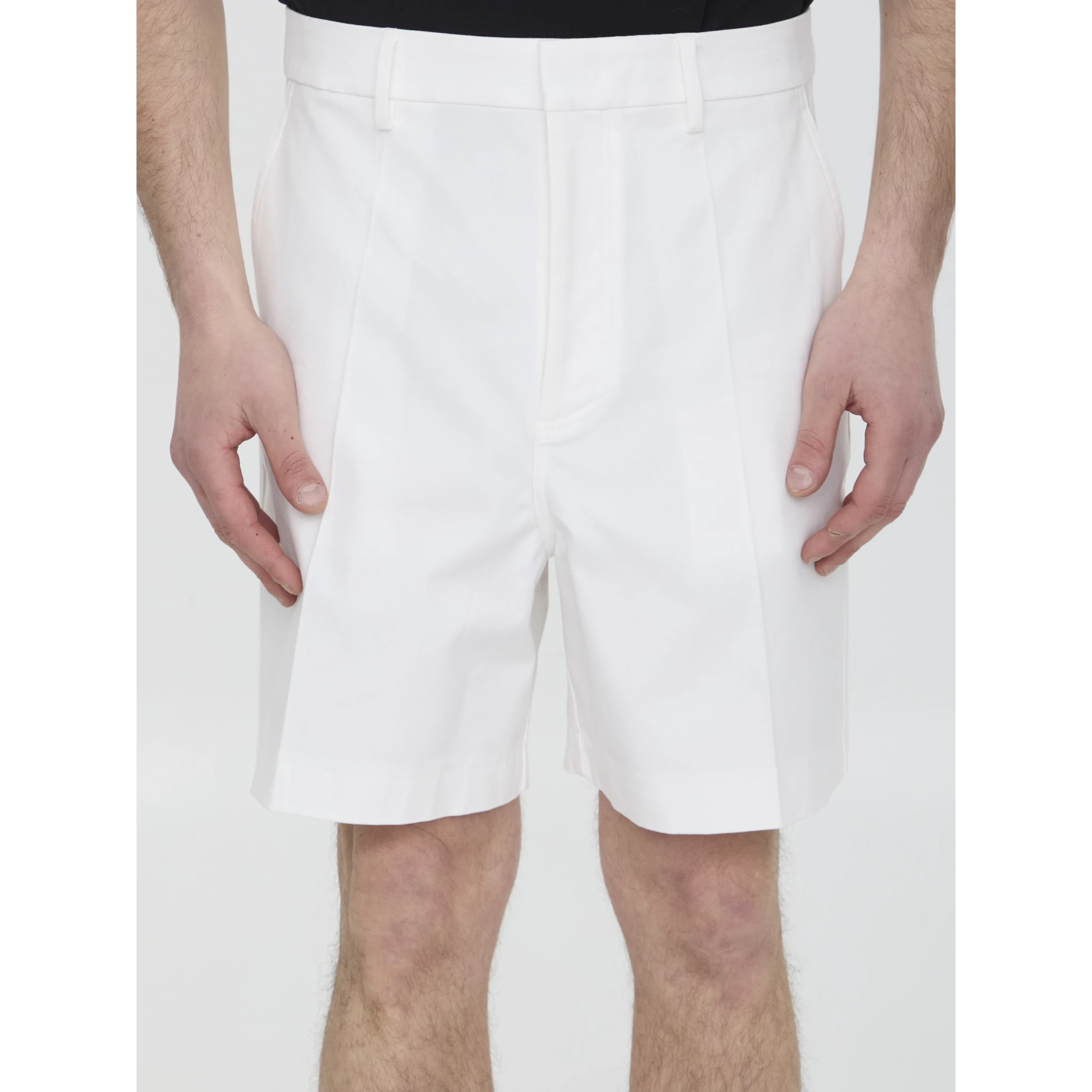 Bermuda shorts with V Detail
