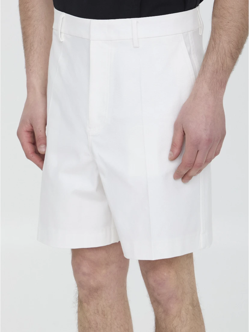 Bermuda shorts with V Detail