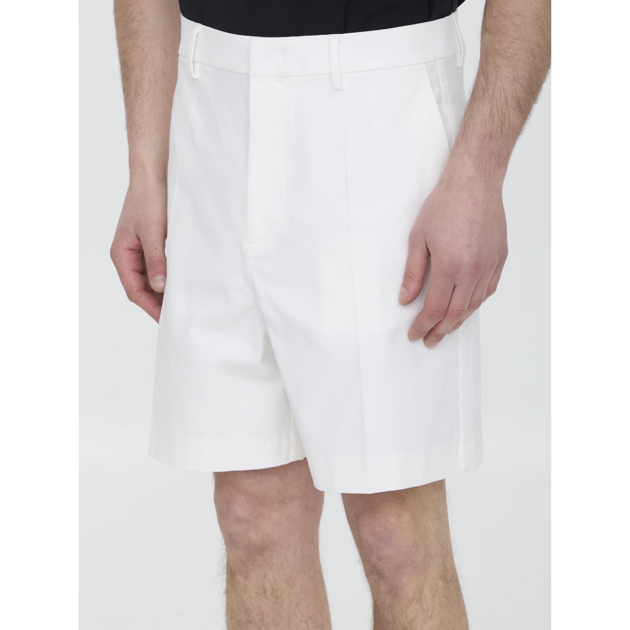 Bermuda shorts with V Detail