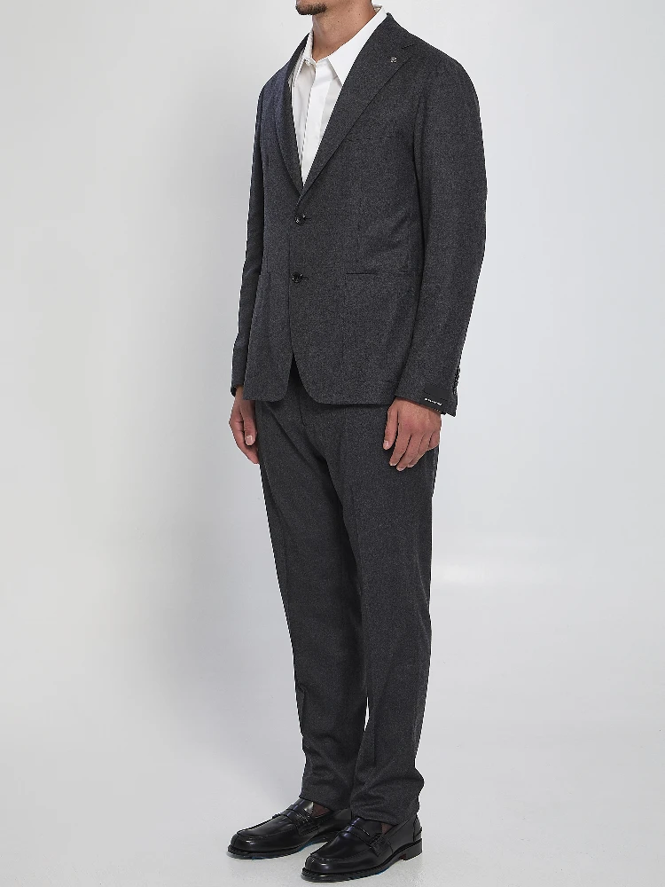 Single-breasted suit in wool and silk alternative