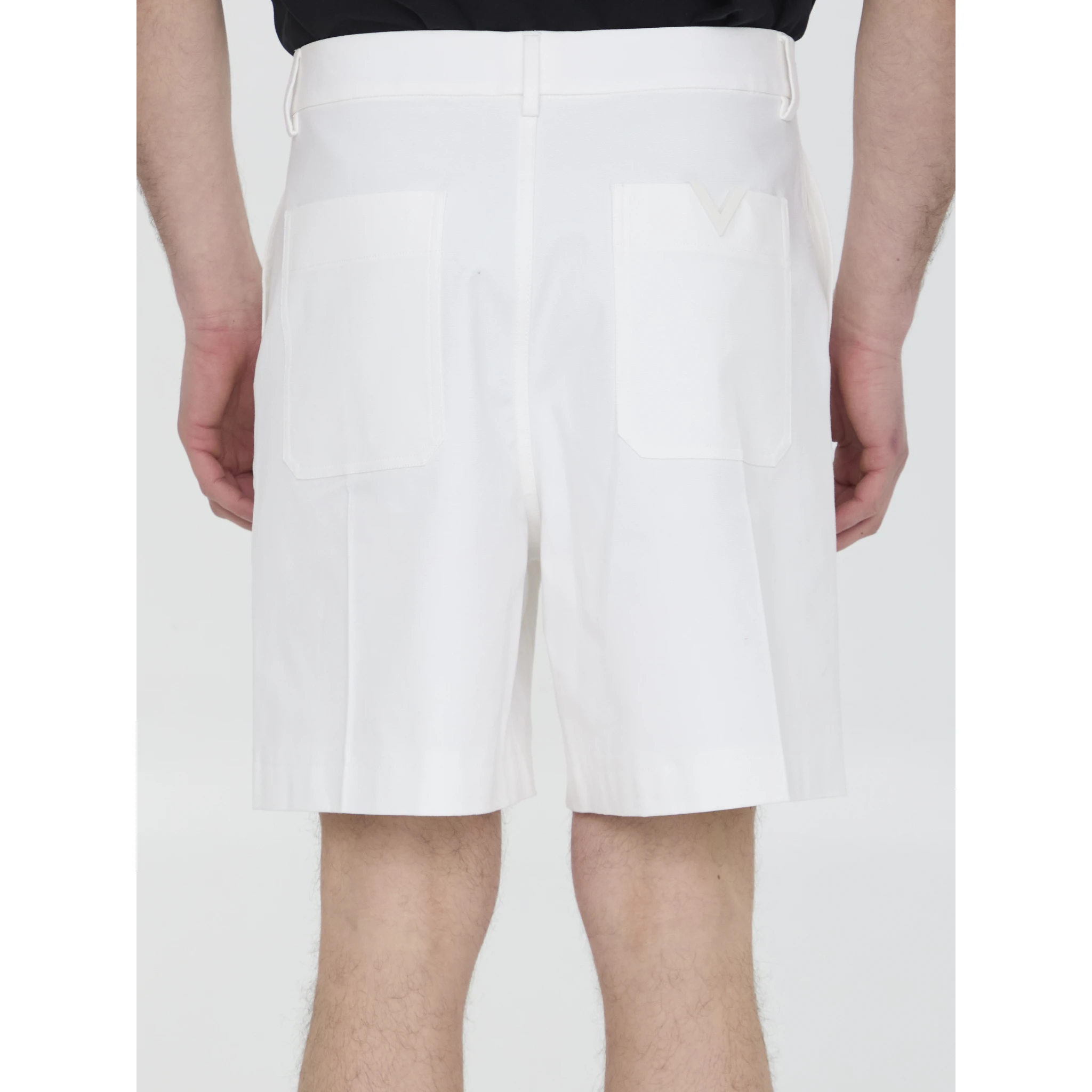 Bermuda shorts with V Detail