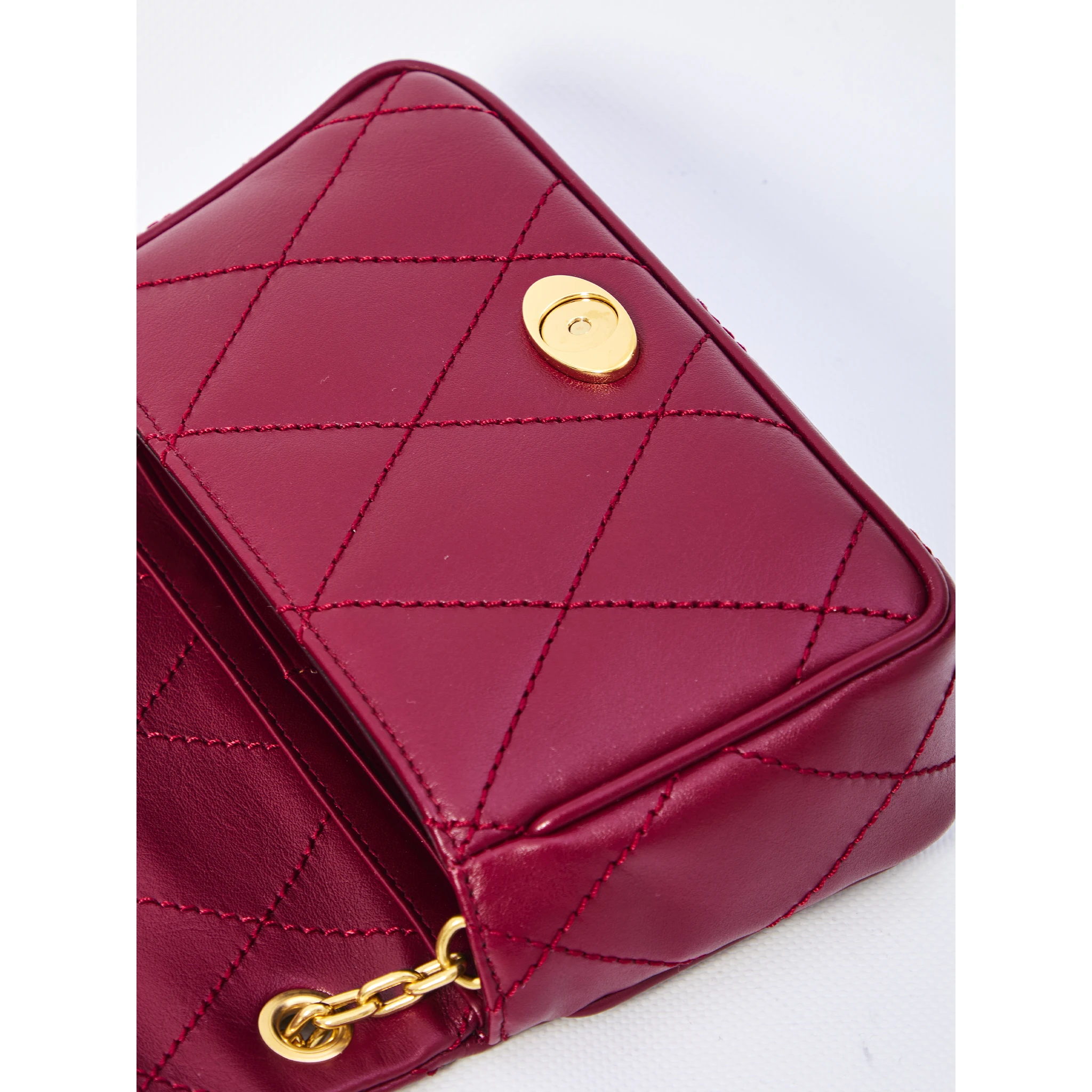 Strand pouch with chain