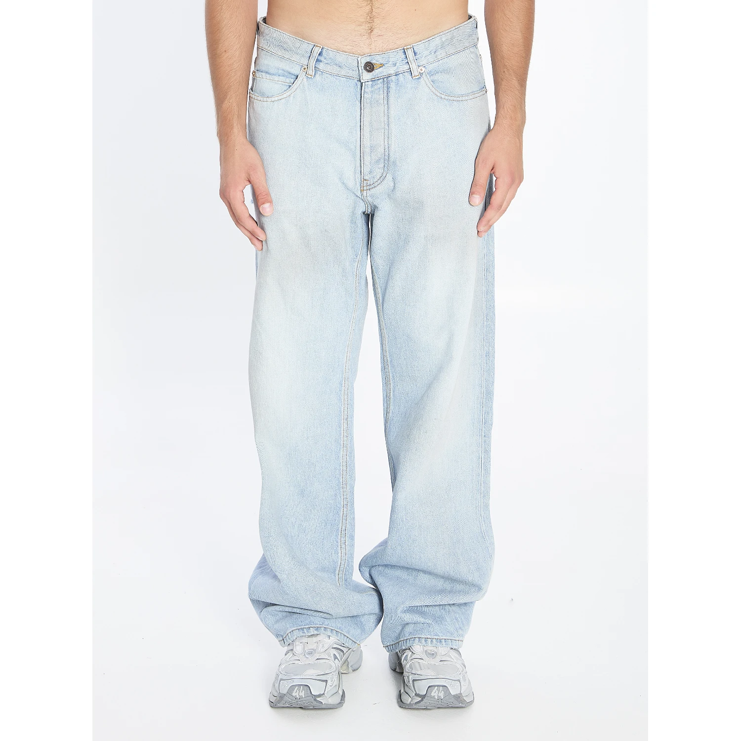 Distressed relaxed jeans