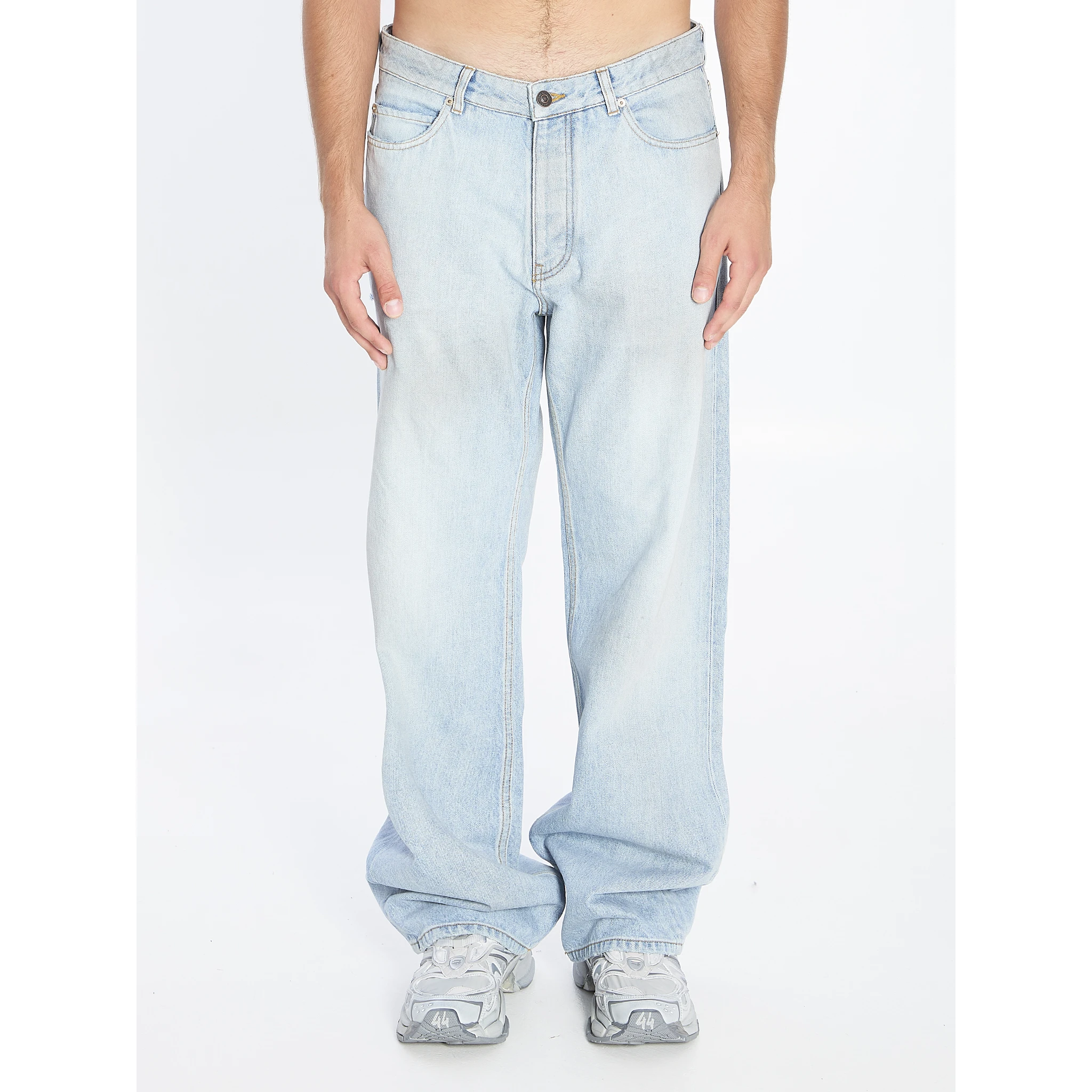 Distressed relaxed jeans