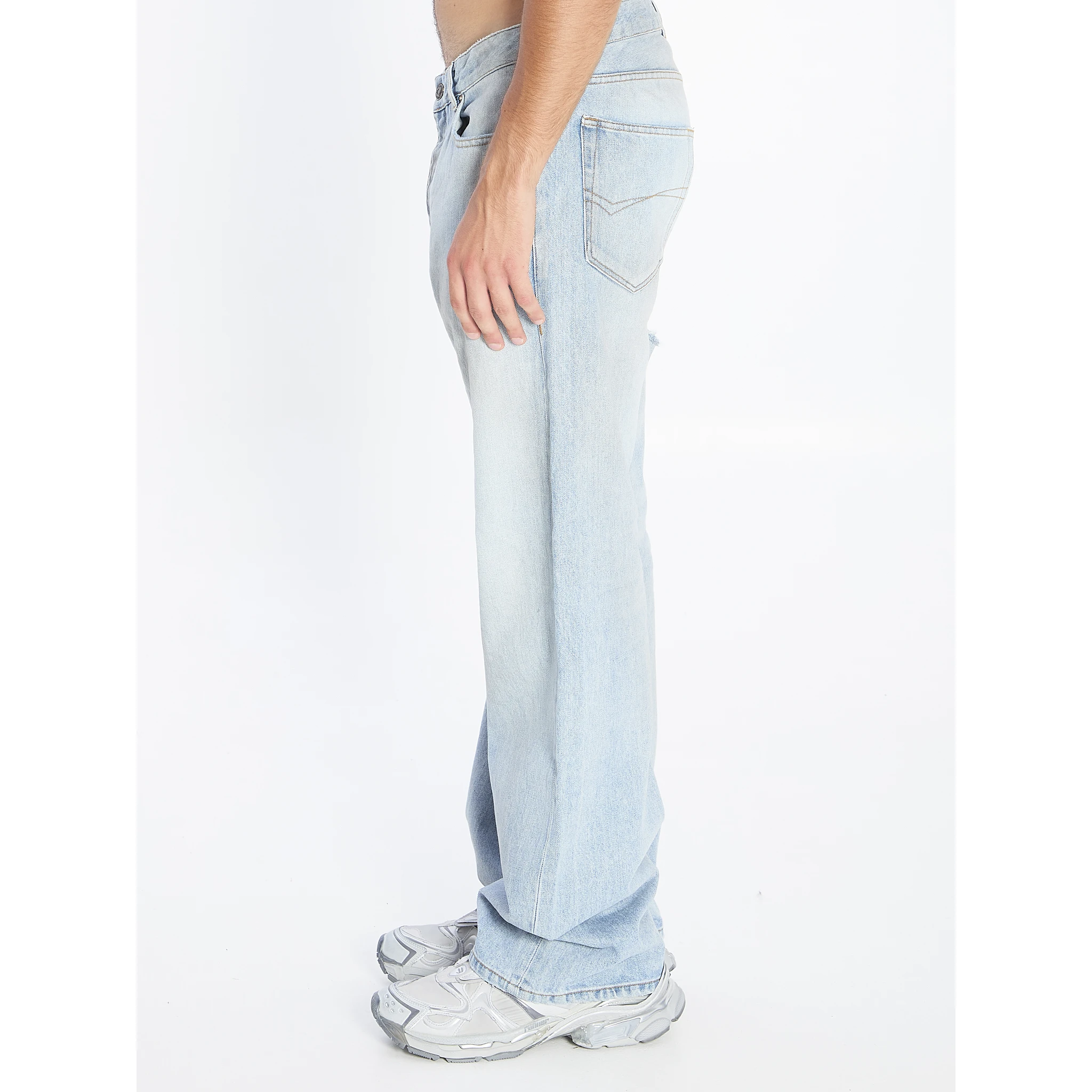 Distressed relaxed jeans