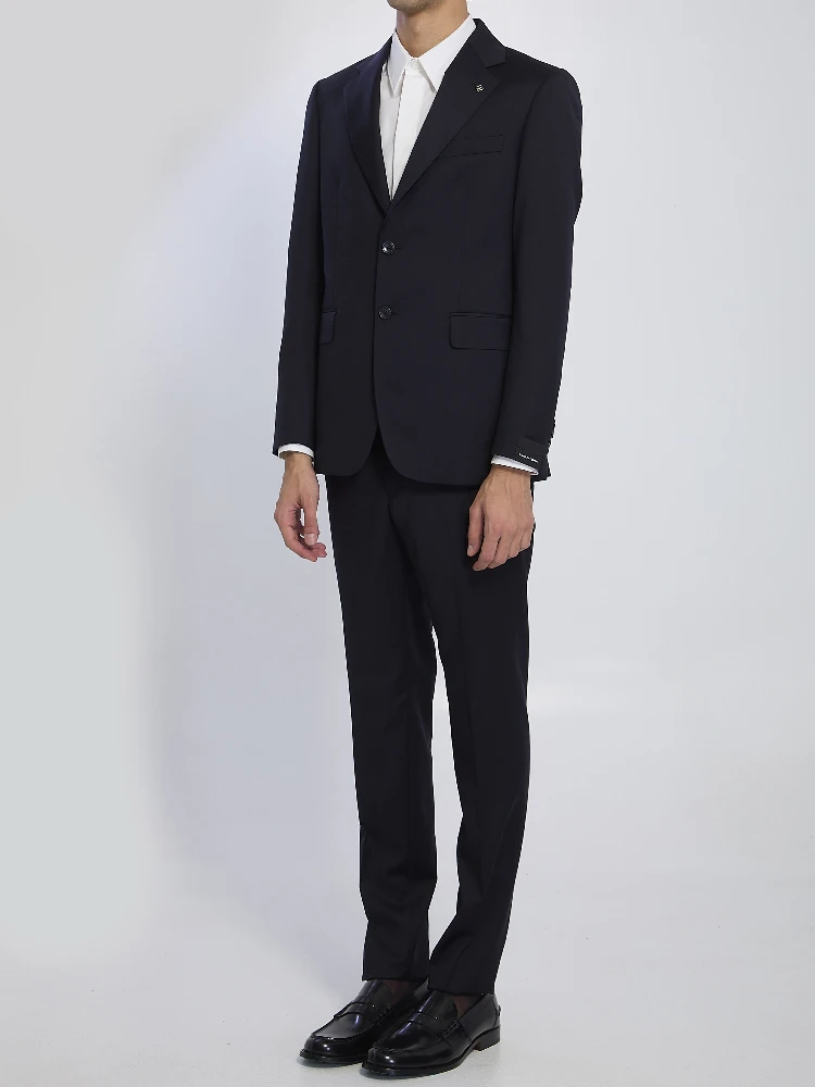 Single-breasted suit in virgin wool alternative