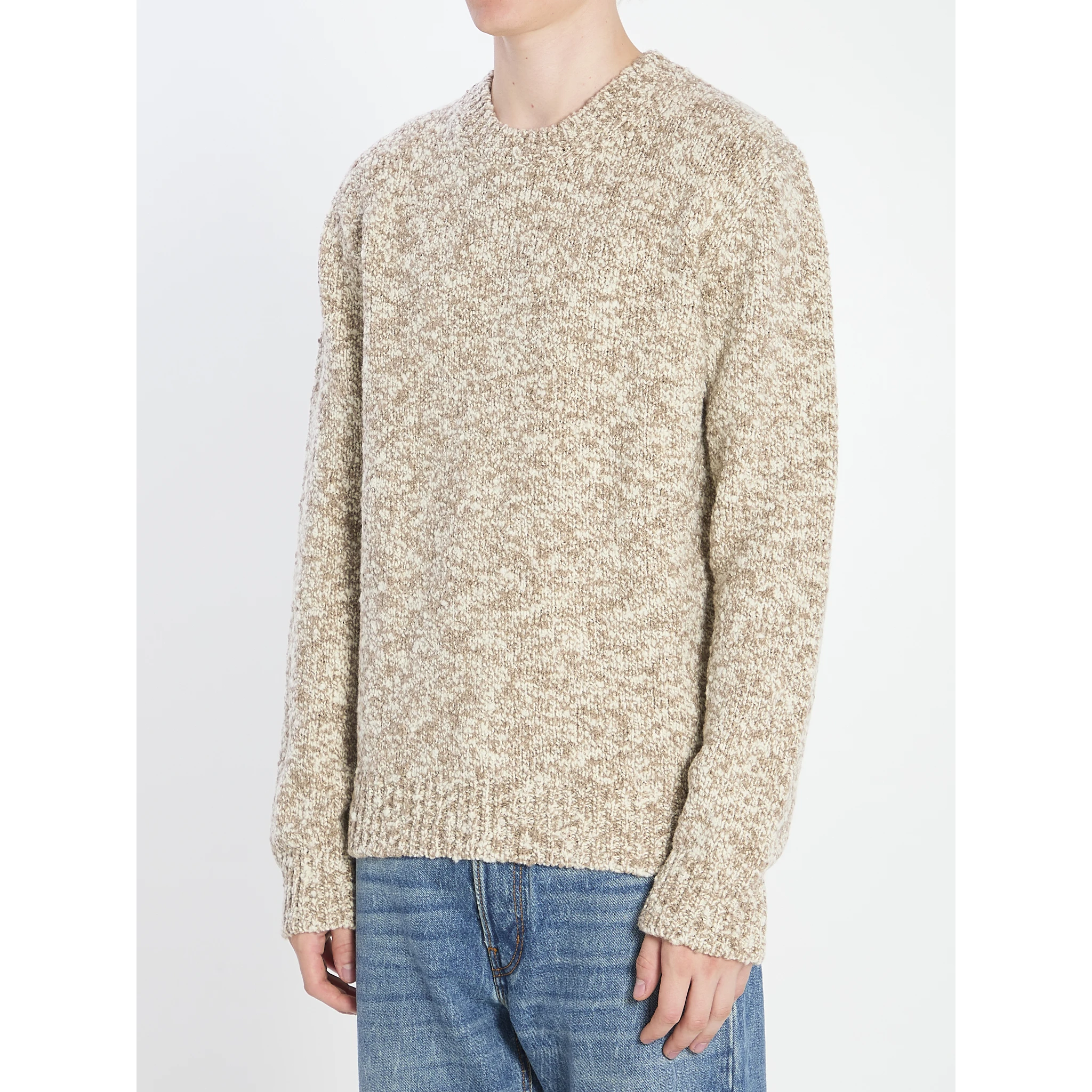 كنزة برقبة دائرية