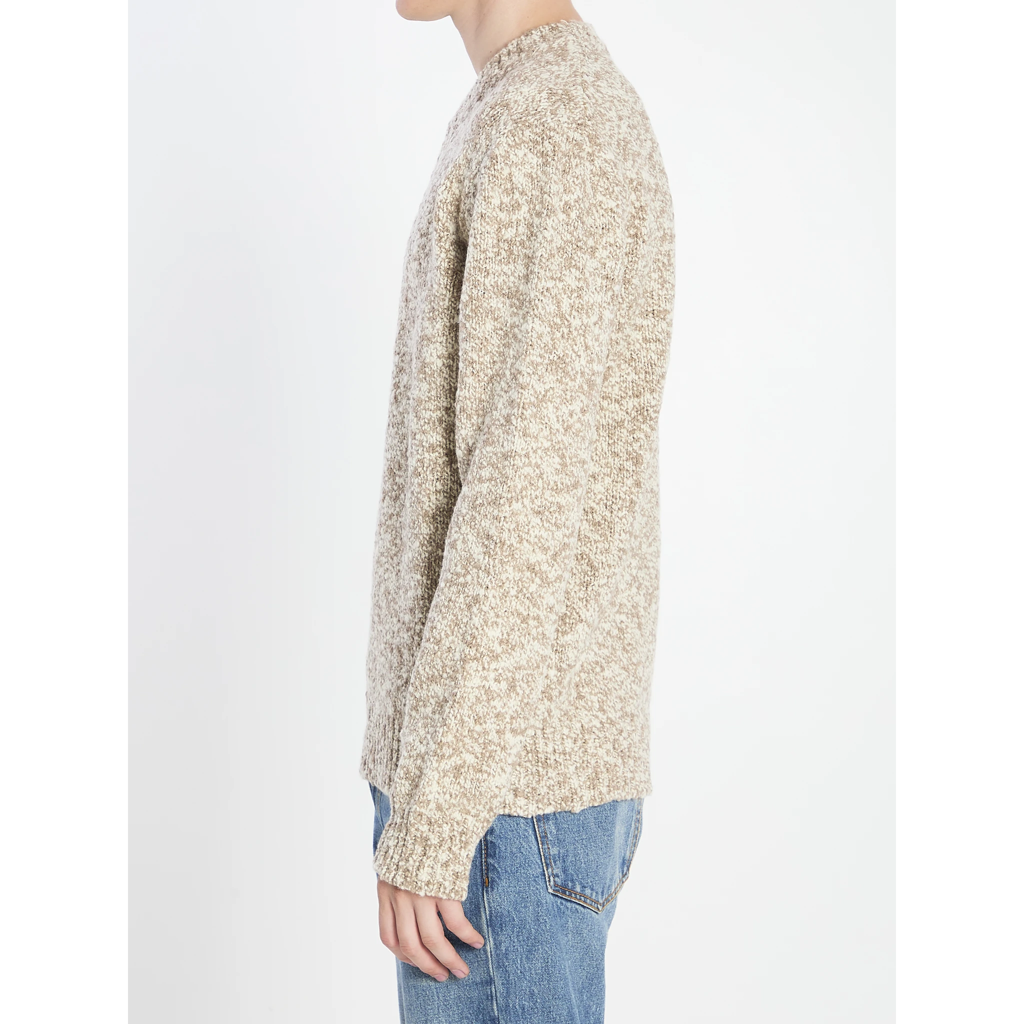 كنزة برقبة دائرية