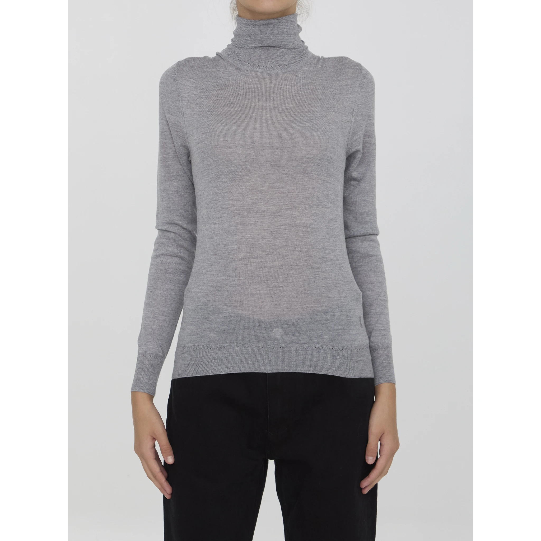 كنزة صوفية برقبة عالية