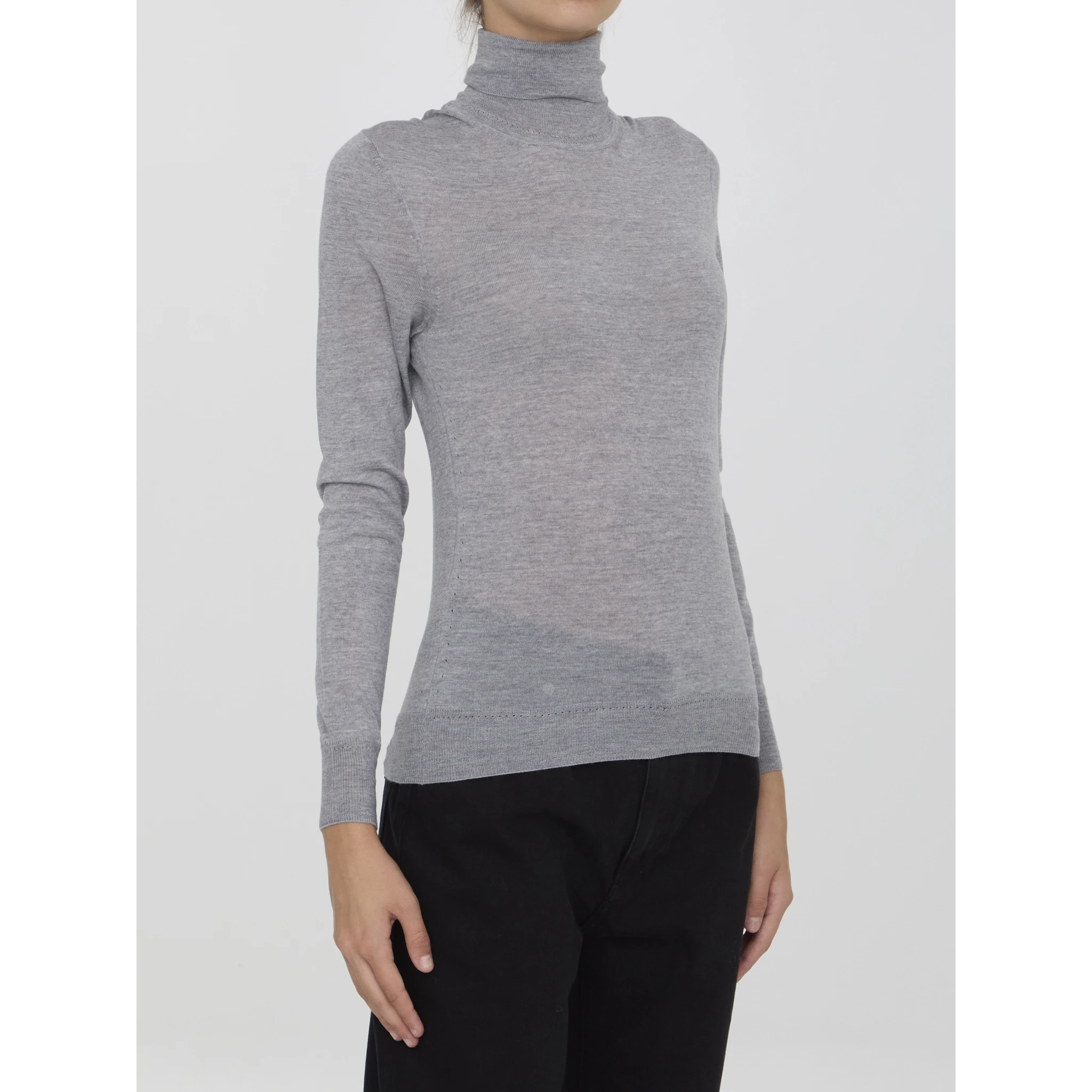 كنزة صوفية برقبة عالية