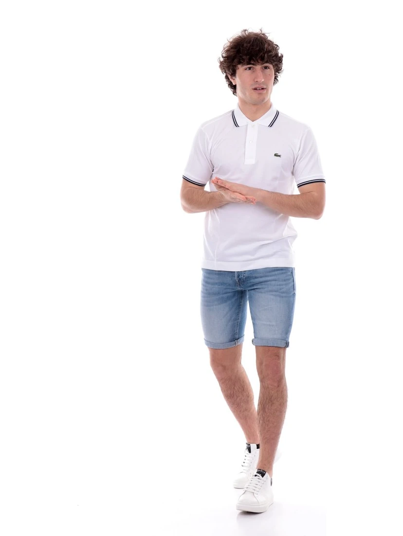 تيشيرتات وبولو لاكوست بيضاء