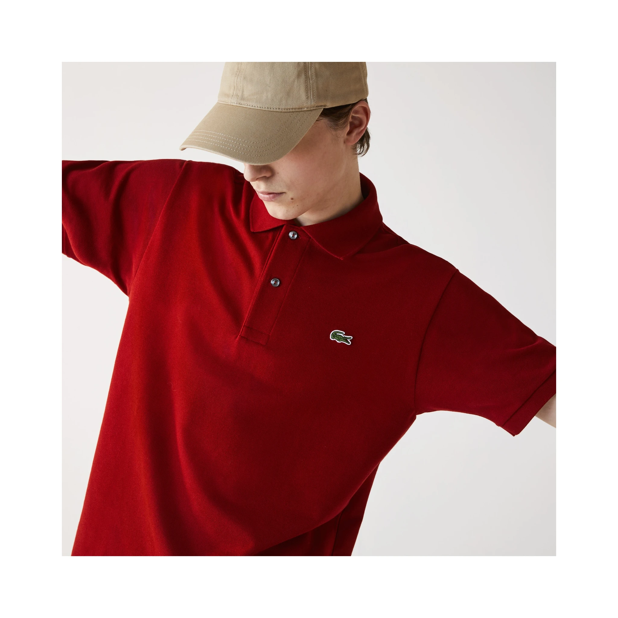 تيشيرتات وبولو لاكوست حمراء