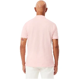 تيشيرتات وبولو لاكوست باللون الوردي