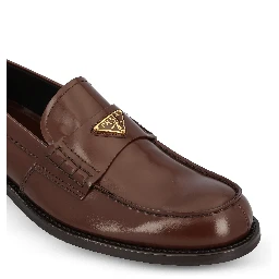 حذاء لوفر جلدي مزين بشعار