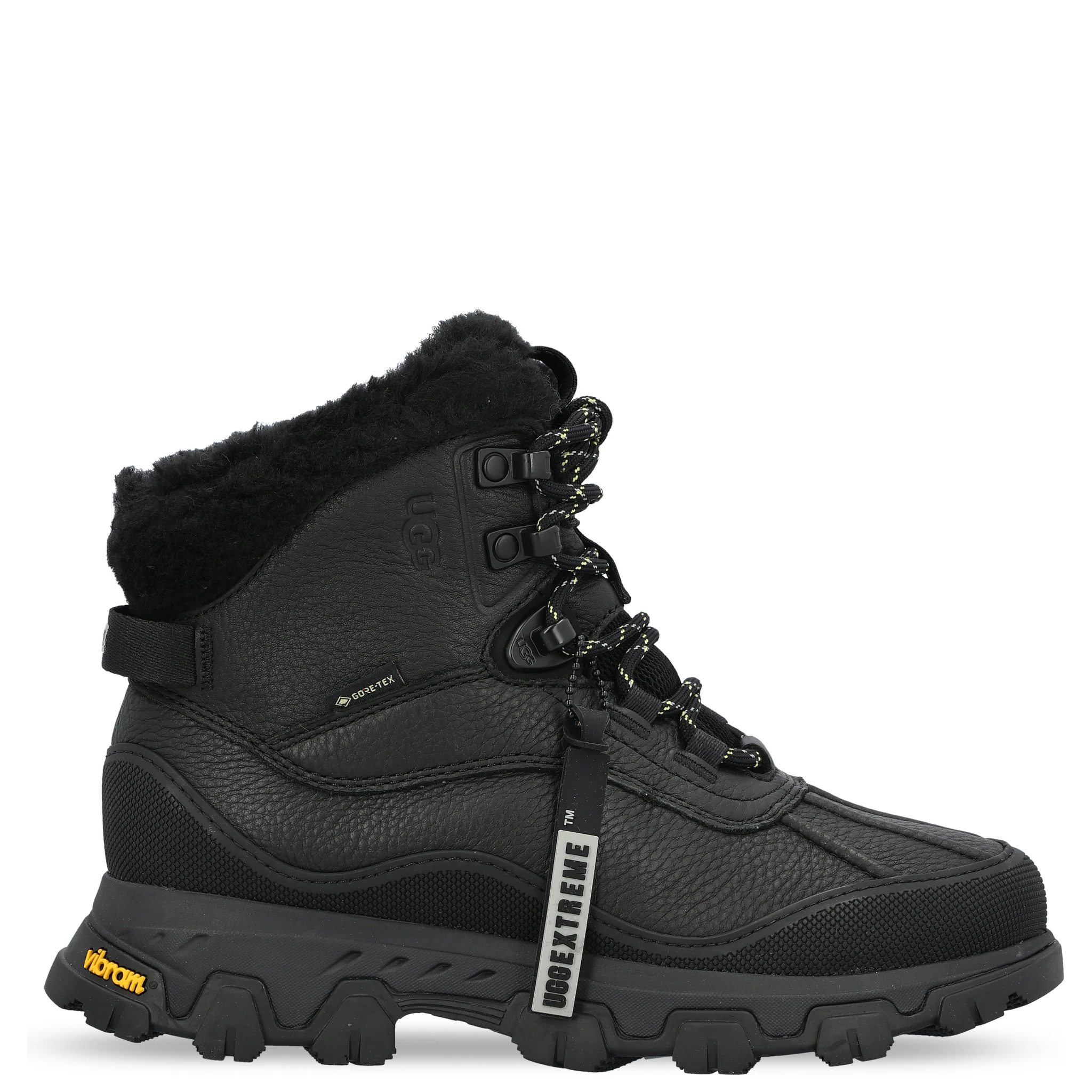 أحذية UGG سوداء