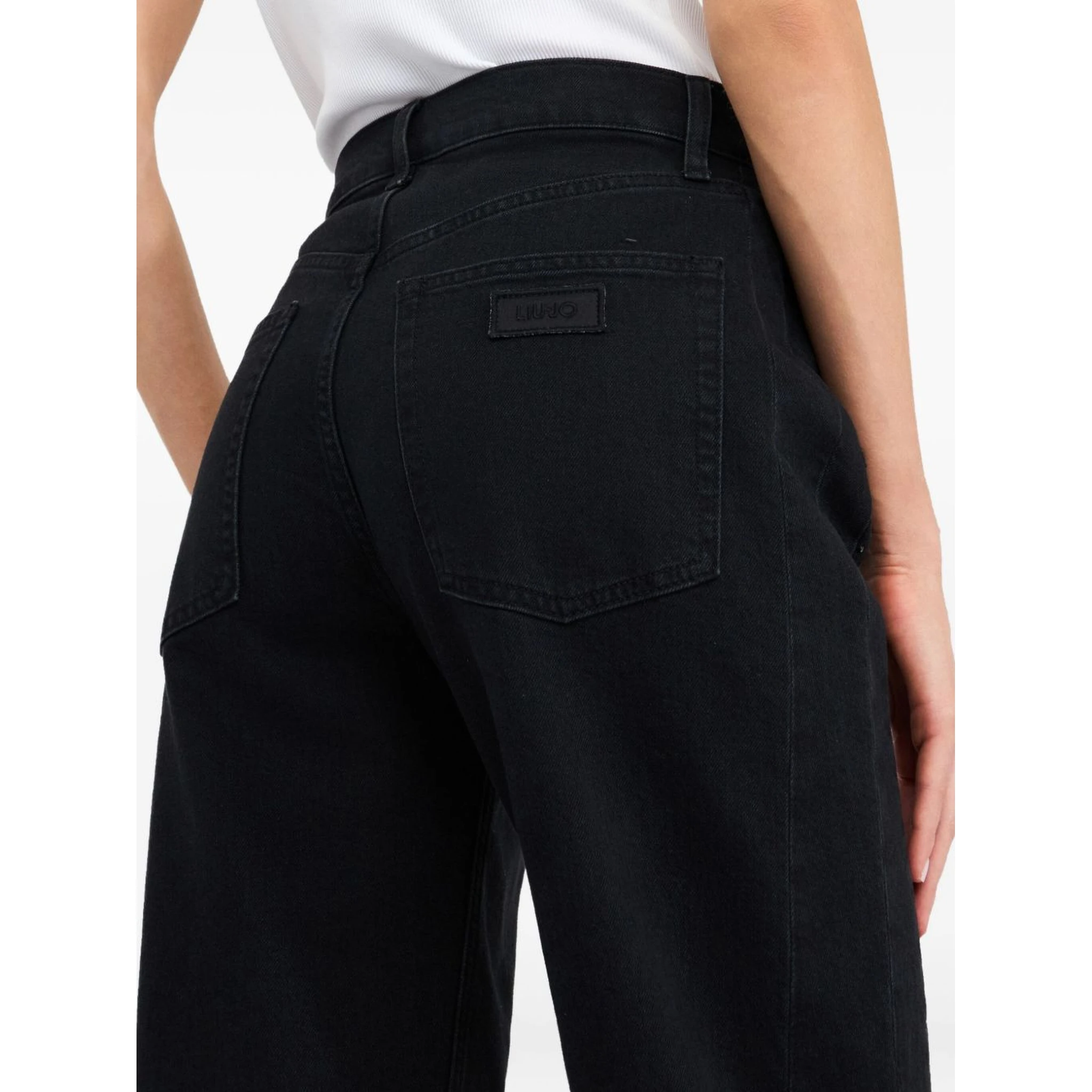جينز أسود من ليو جو