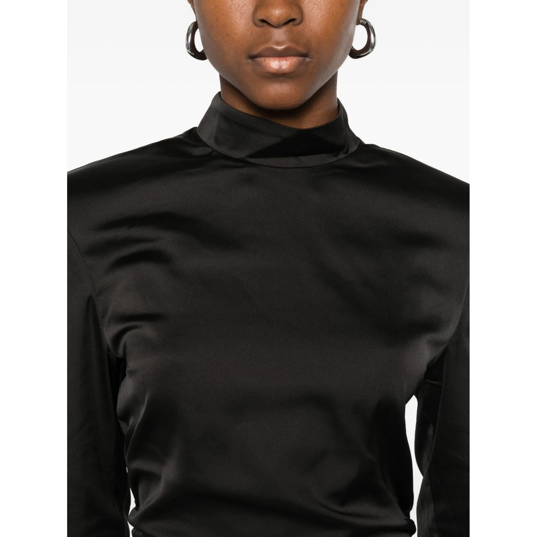 فساتين سوداء قابلة للتدوير