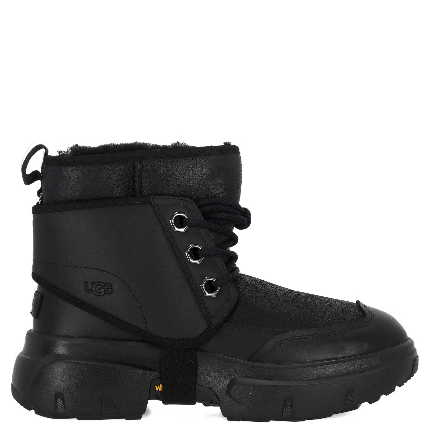 أحذية UGG سوداء