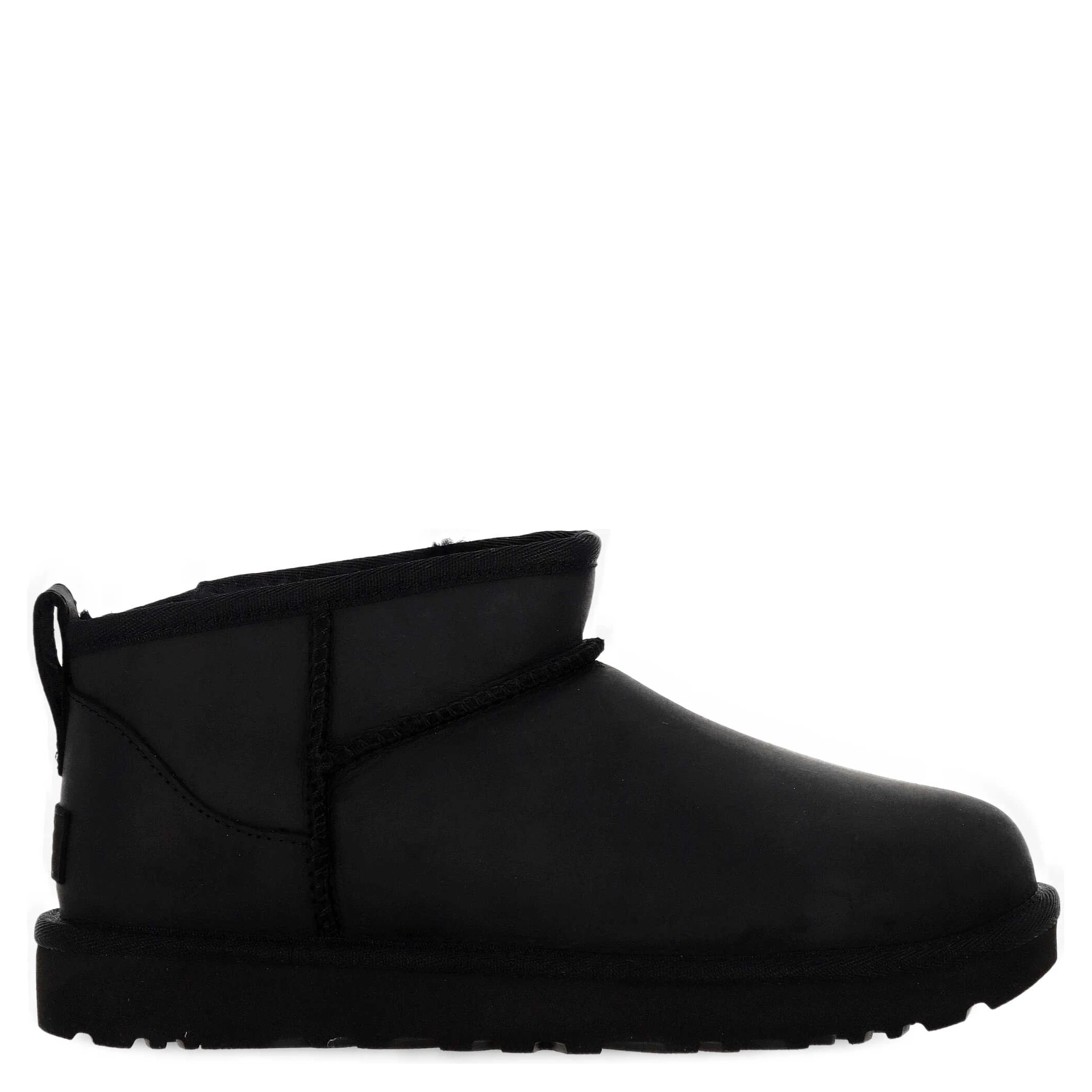 أحذية UGG سوداء
