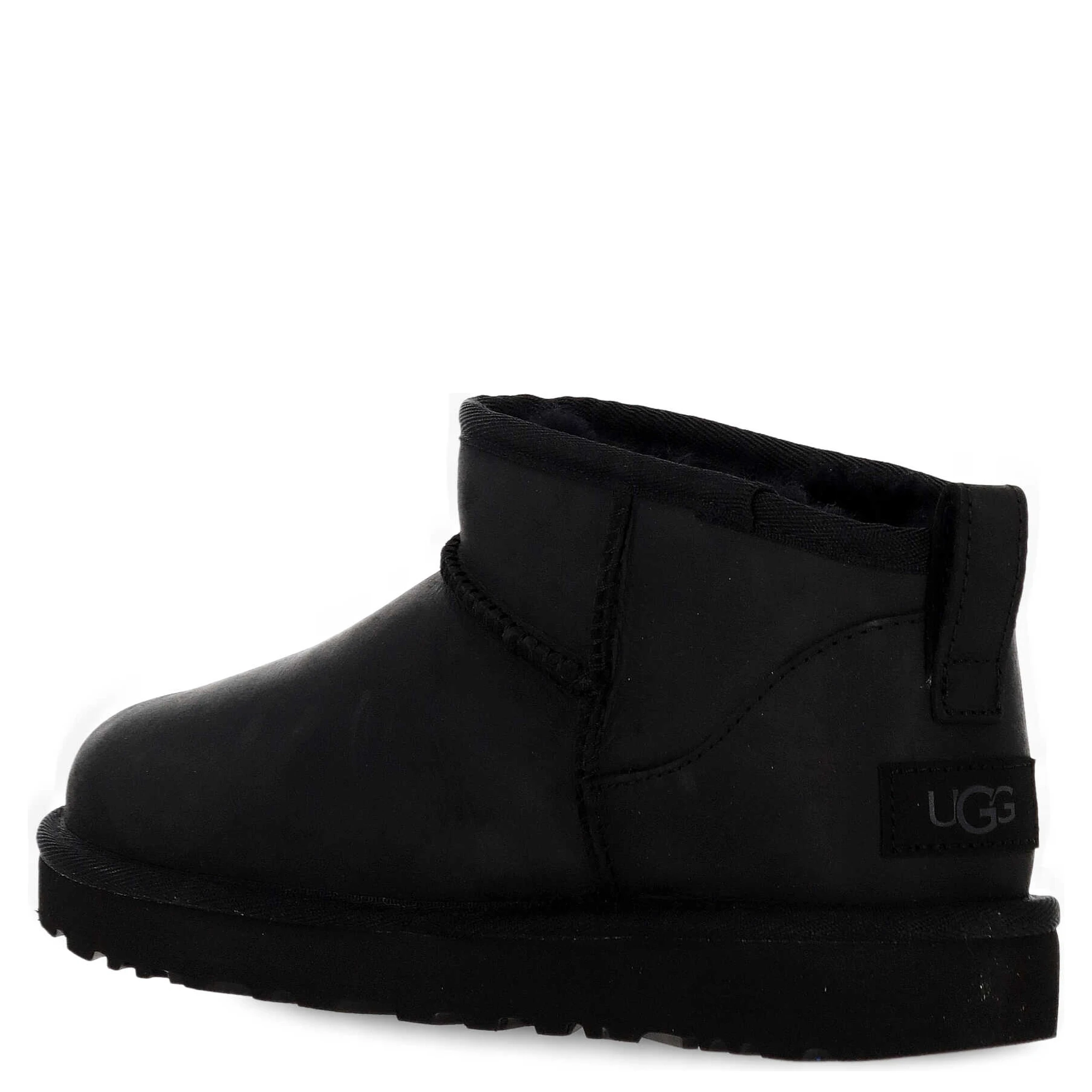 أحذية UGG سوداء