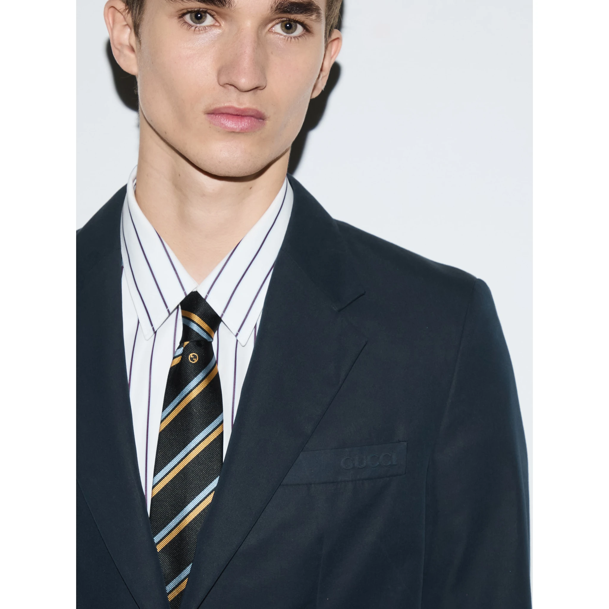 جاكيتات غوتشي زرقاء