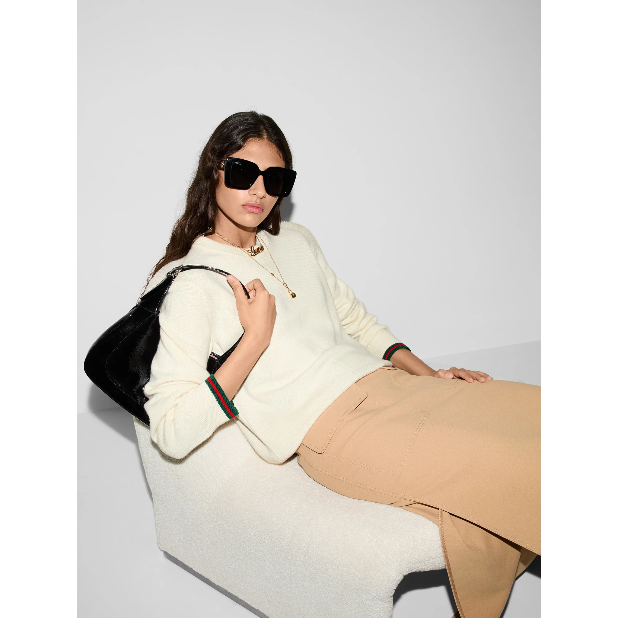 كنزات غوتشي بيضاء