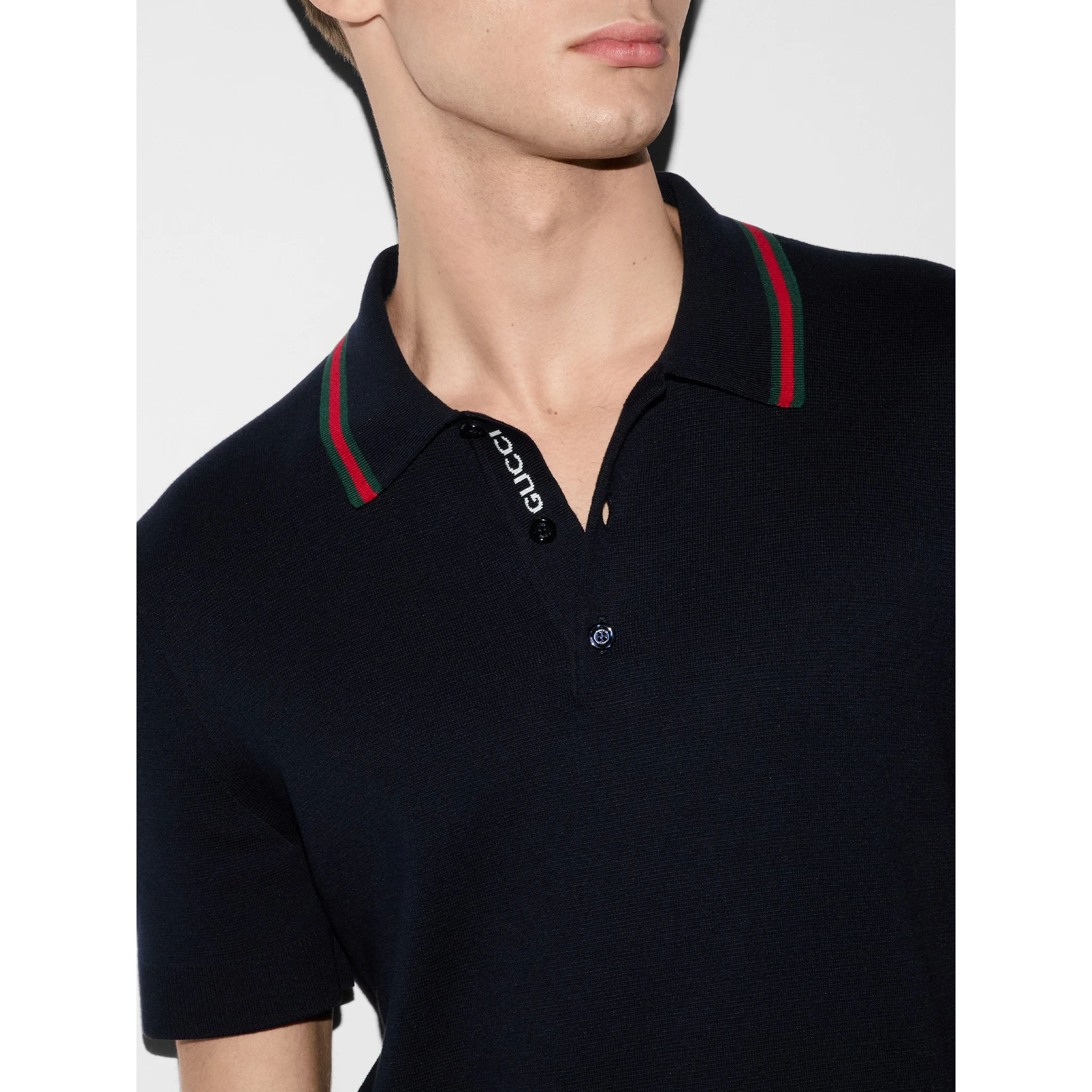 تيشيرتات وبولو من غوتشي باللون الأزرق