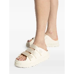 صندل أبيض من UGG