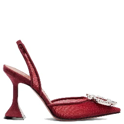 أمينة معادي بكعب أحمر