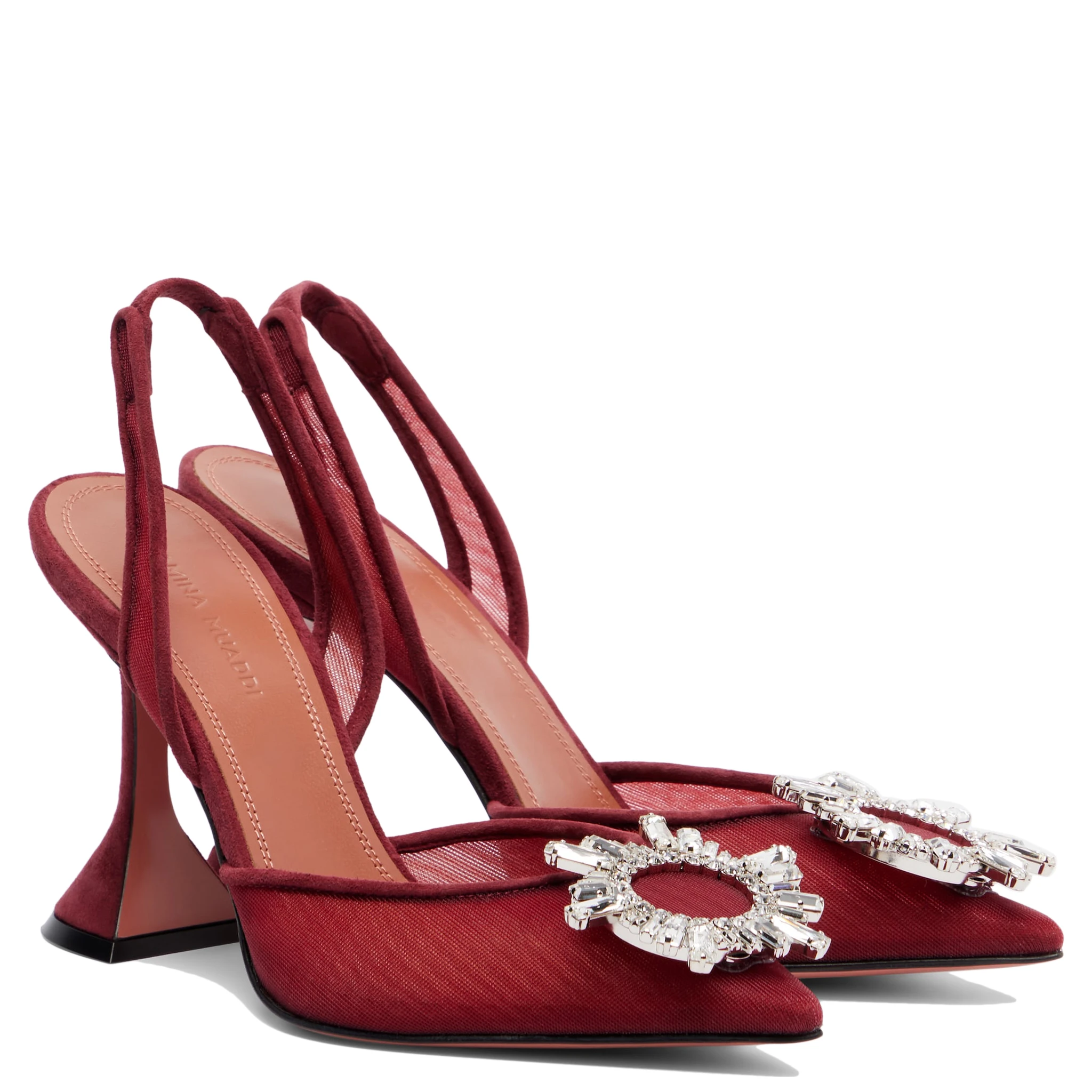 أمينة معادي بكعب أحمر