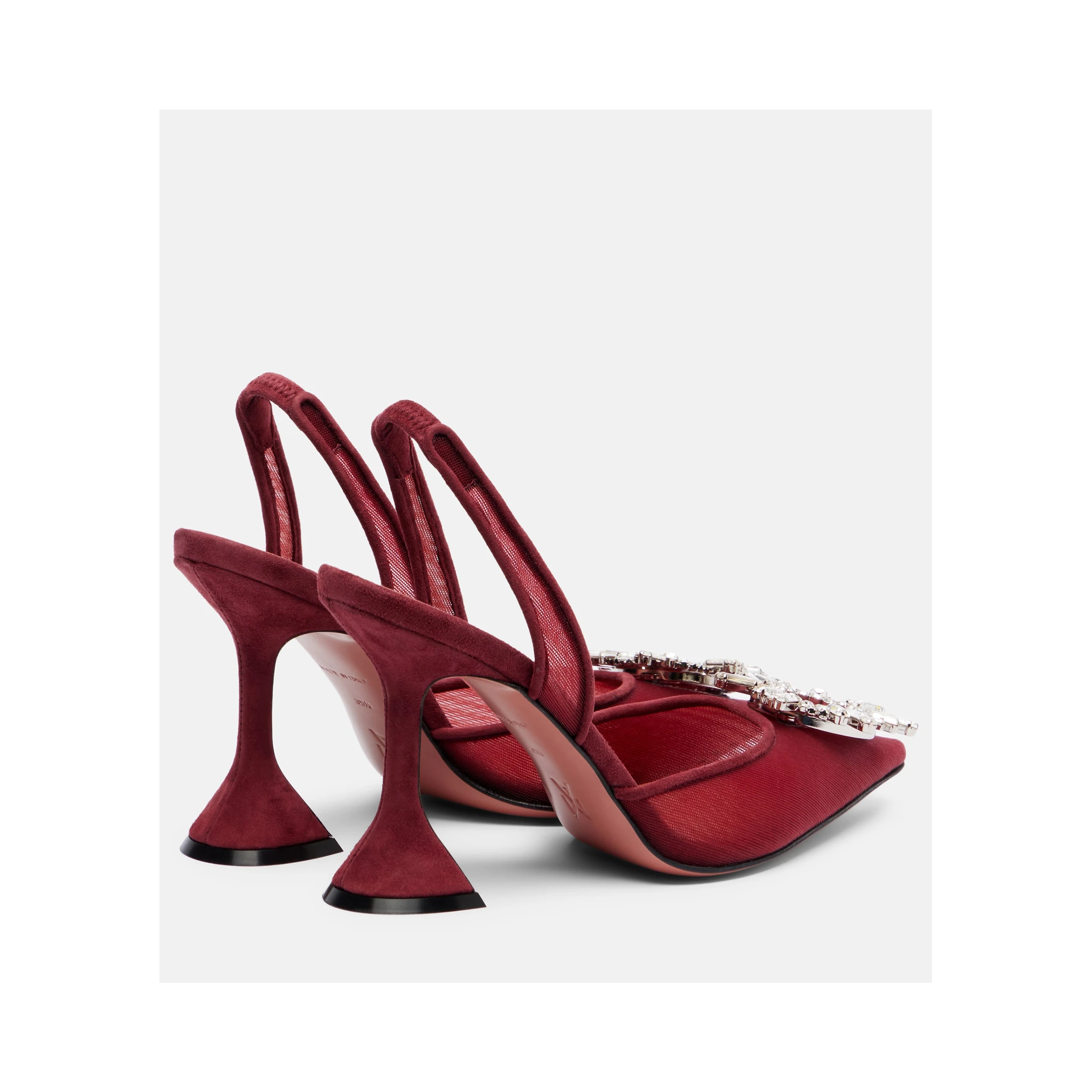 أمينة معادي بكعب أحمر