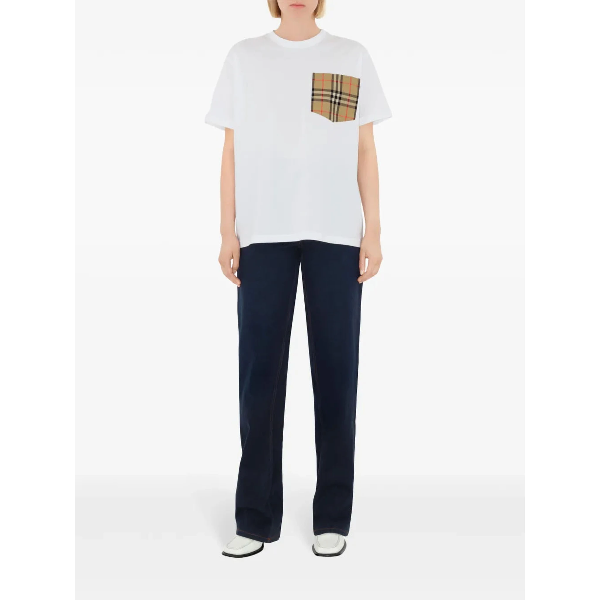 تيشيرتات وبولو بيضاء من بربري