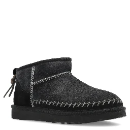 أحذية UGG سوداء
