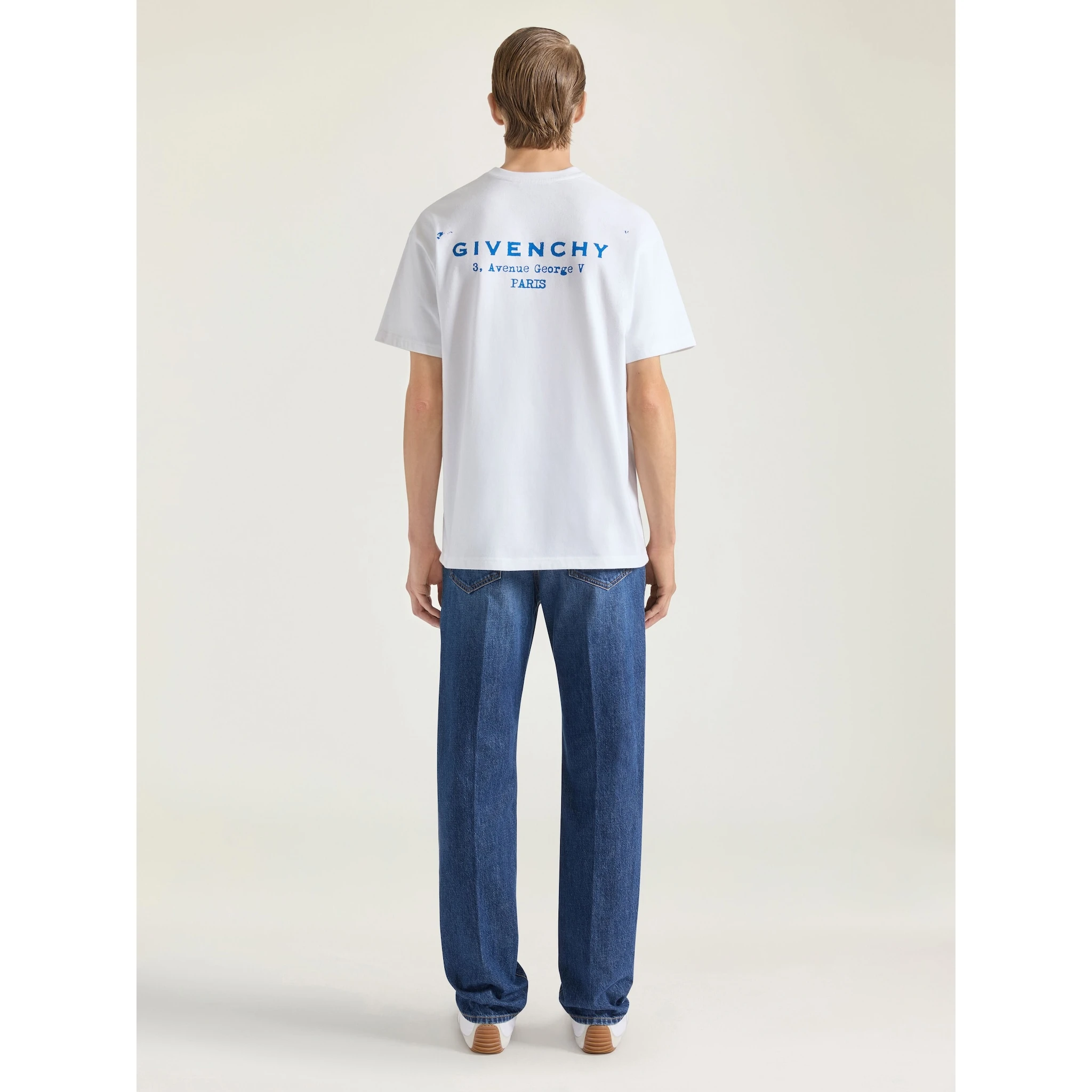 تيشيرتات وبولو جيفنشي بيضاء