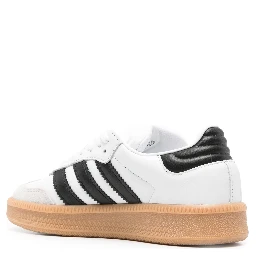 حذاء رياضي أبيض من أديداس