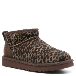 أحذية UGG بنية اللون