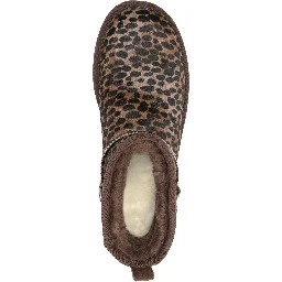 أحذية UGG بنية اللون