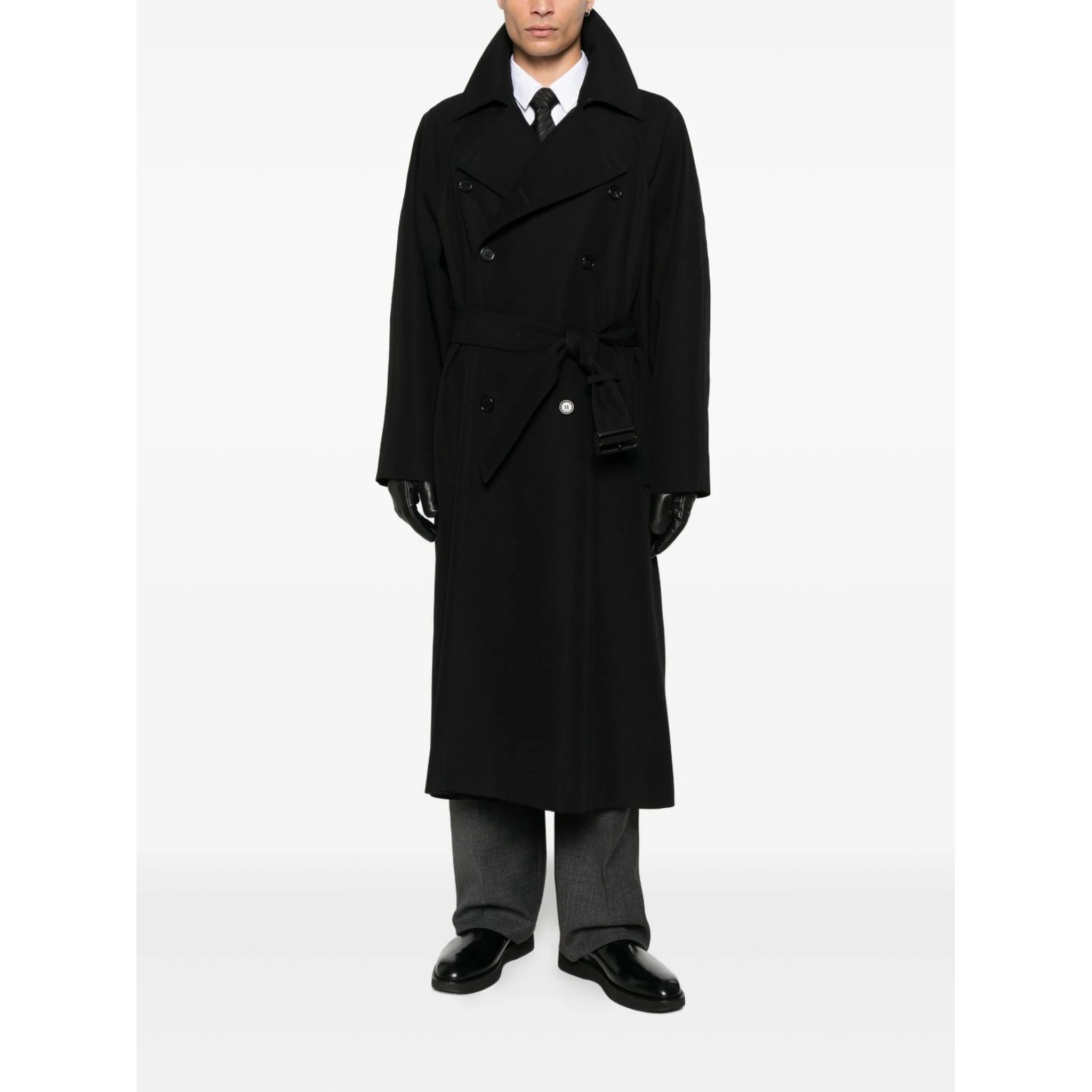 سترة بحزام وأزرار للإغلاق