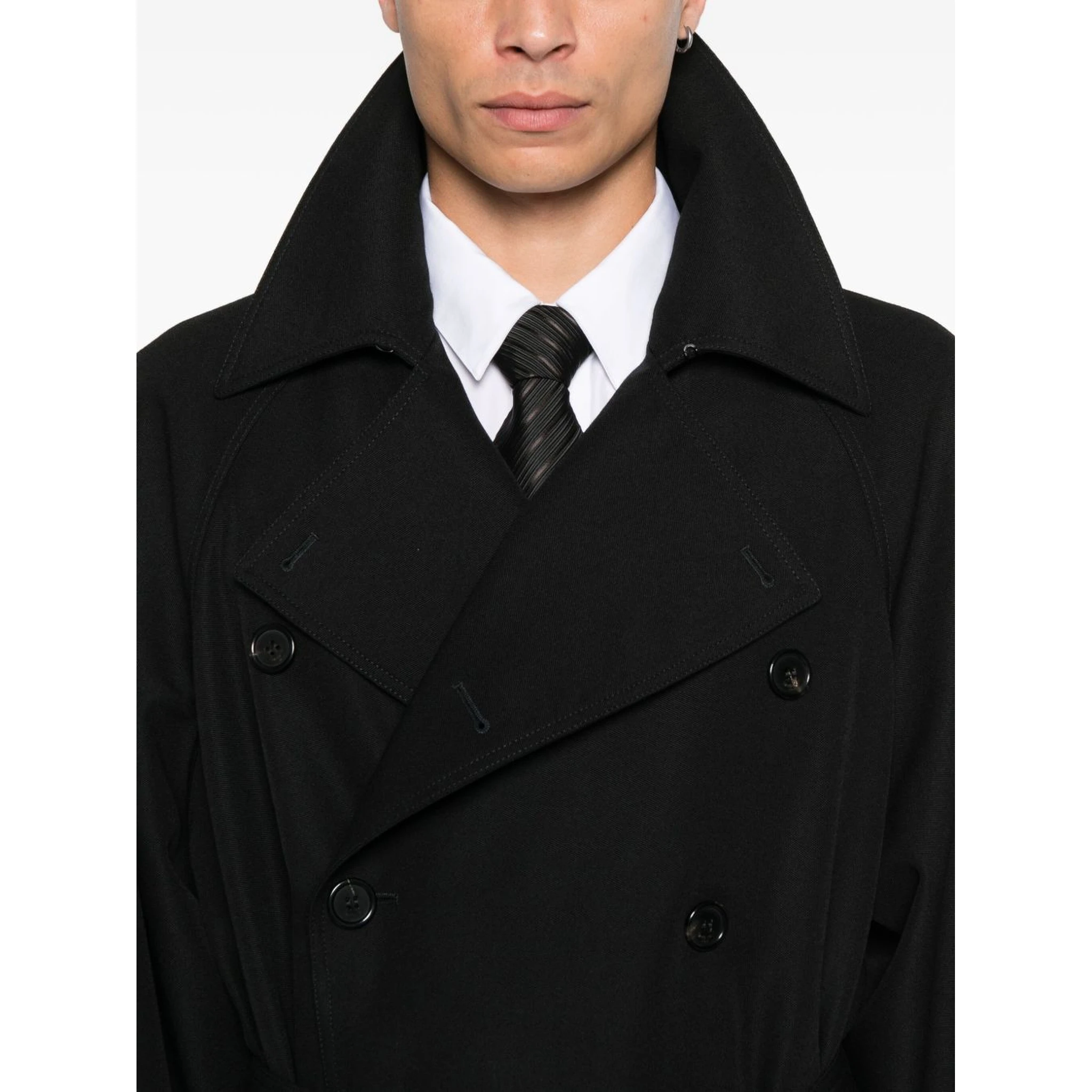 سترة بحزام وأزرار للإغلاق