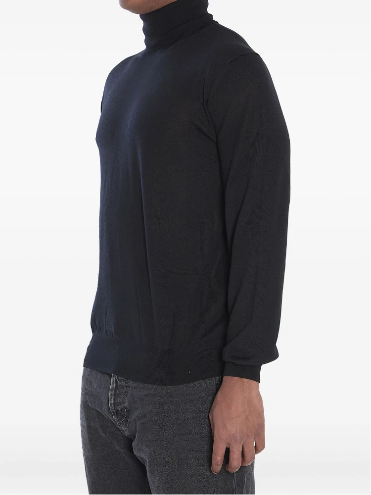 كنزة صوفية بياقة عالية