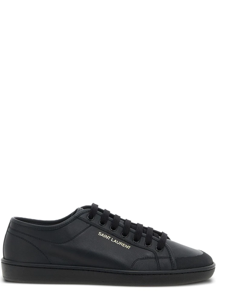 حذاء رياضي من الجلد مزين بشعار