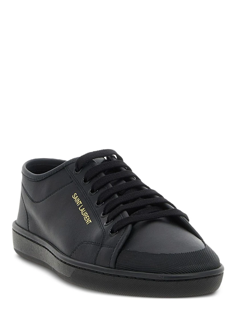 حذاء رياضي من الجلد مزين بشعار