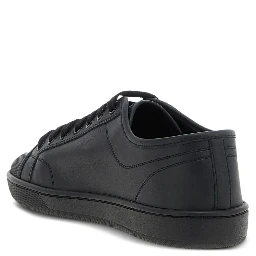 حذاء رياضي من الجلد مزين بشعار