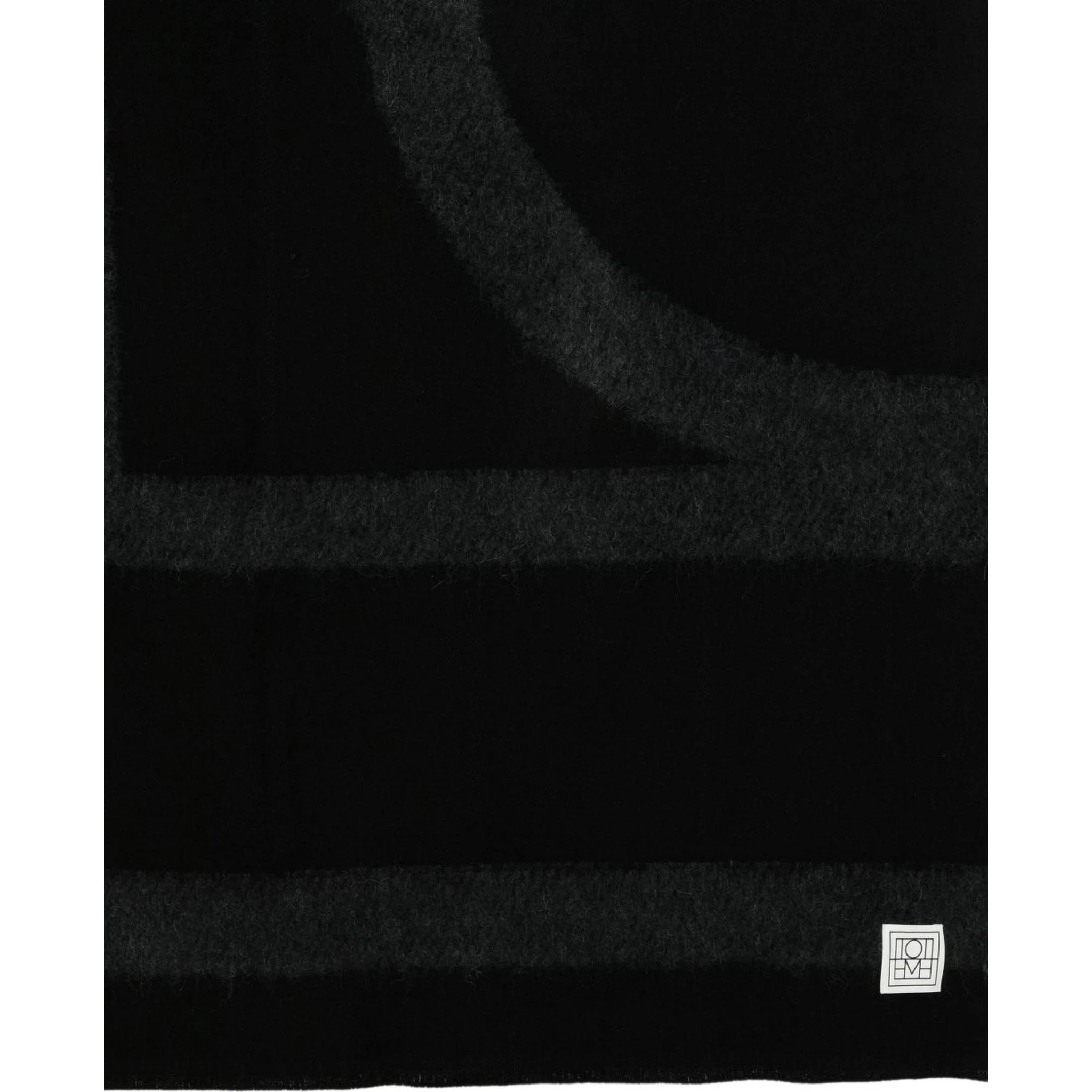 أوشحة توتيم مين السوداء